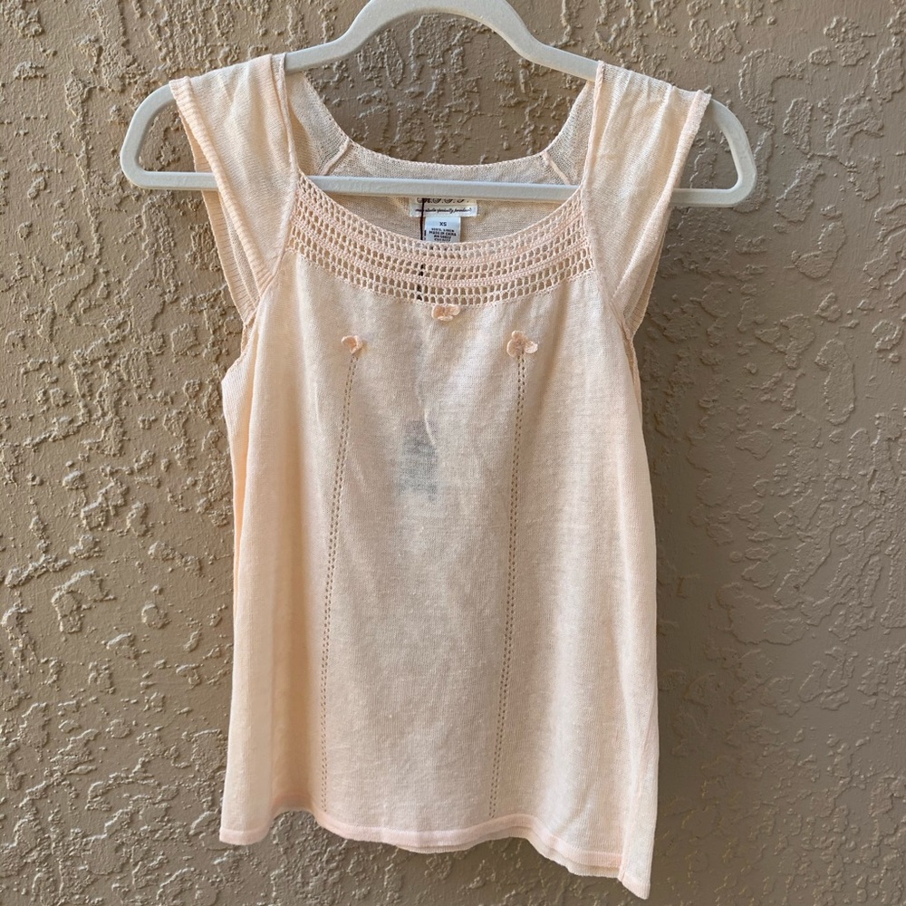 ❤️Light Peach Colored Thin Blouse w/ rose - XS